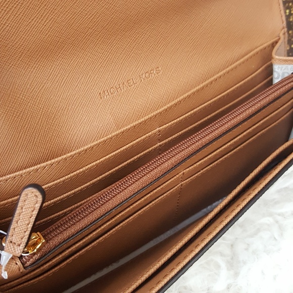 SOLD NWT Michael Kors jet set carryall wallet - Picture 3 of 3